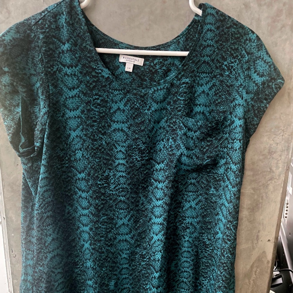 Reitmans batwing Sleeve Snakeskin Print green top size L for women